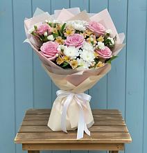 Букет цветов из:  Гвоздики, Орхидеи и Розы в Пиндушах