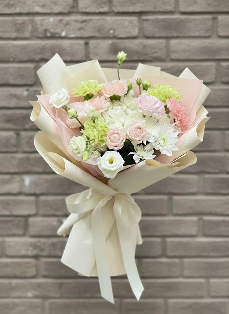 Букет цветов из: Гвоздики, Розы, Лизиантусы и Хризантемы в Пиндушах