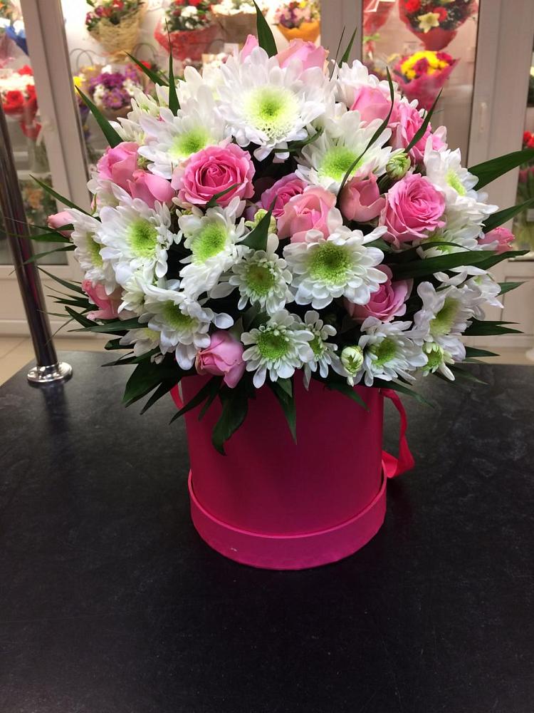 Цветочная композиция из Розы и Хризантемы в шляпной коробке в Пиндушах